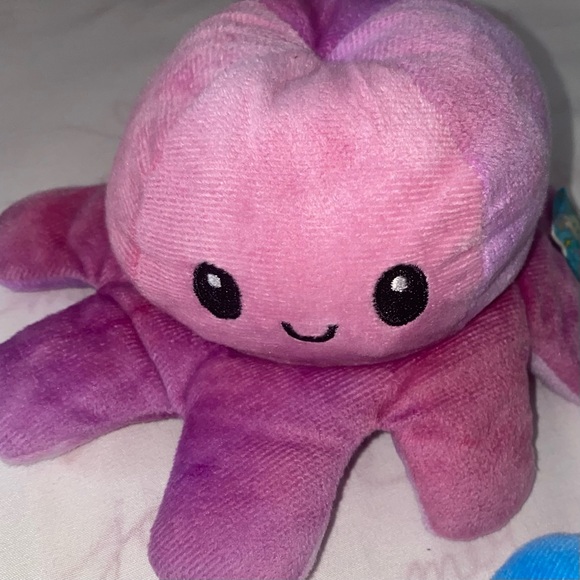 3 plush reversible octopuses toys new

Smoke and pets free - Picture 6 of 7